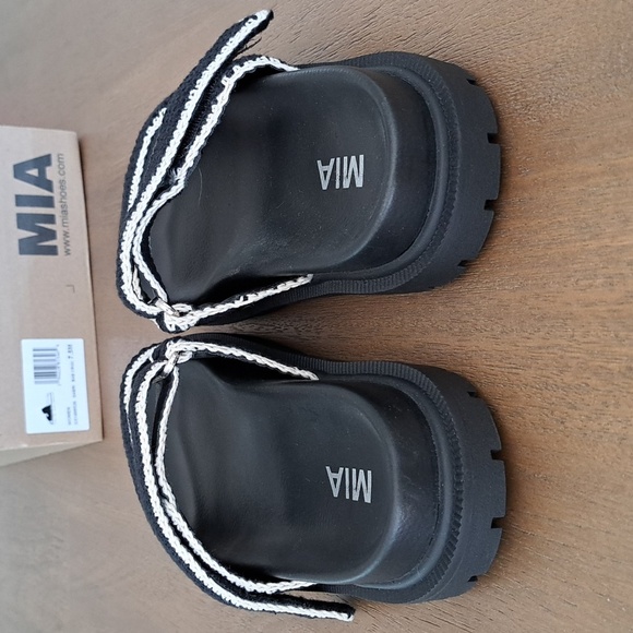 MIA Gabri Women's Knit Sandal - Color: Black / White - Size: 7.5 - Picture 5 of 9